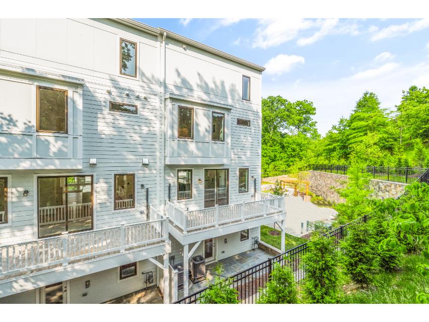 Crescent - 24ft-wide Townhome with Rooftop Terrace 